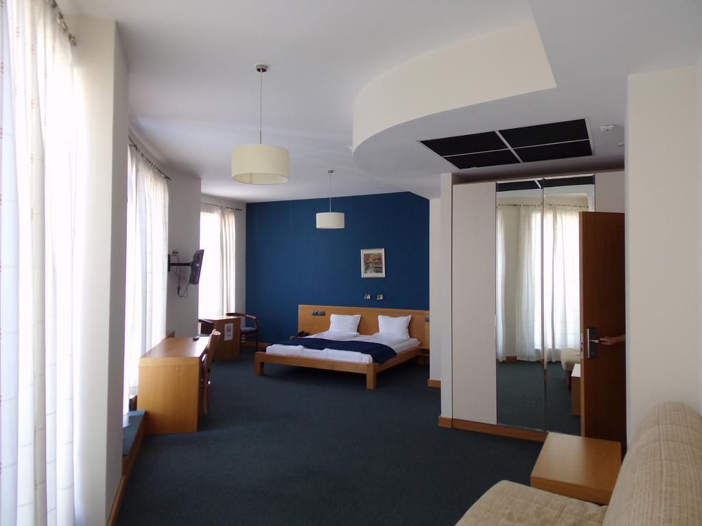 Universal Hotel Дупниця Екстер'єр фото